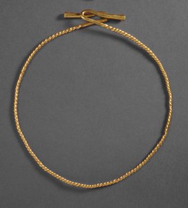 Collier de Fresn-la-Mère, France, Âge du bronze